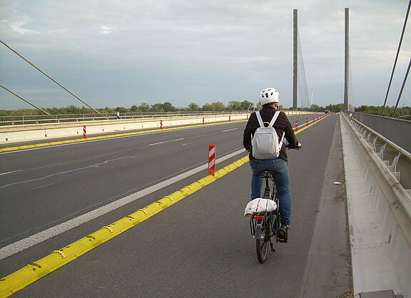 Wesel: Rheinbrücke mit Protected Bikelanes statt vierspuriger Schnellstraße