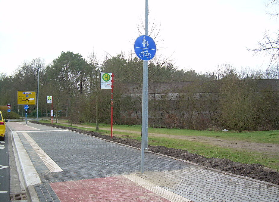 Bushaltestelle Theodor-Haubach-Strasse Westseite Bushaltestelle Theodor-Haubach-Strasse Westseite