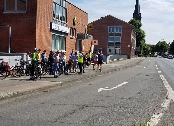 Viel Platz für Strasse, wenig Platz für Rad und Fußverkehr