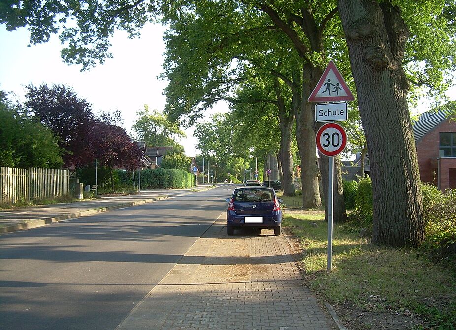 Alter Hessenweg - 100 Meter Parkstreifen sind wichtiger als sicherer Radverkehr Alter Hessenweg - 100 Meter Parkstreifen sind wichtiger als sicherer Radverkehr