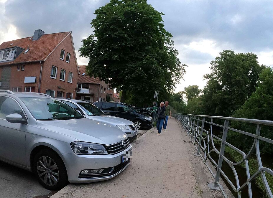 Querparken in der Ilmenaustraße (Uferseite) Querparken in der Ilmenaustraße (Uferseite)