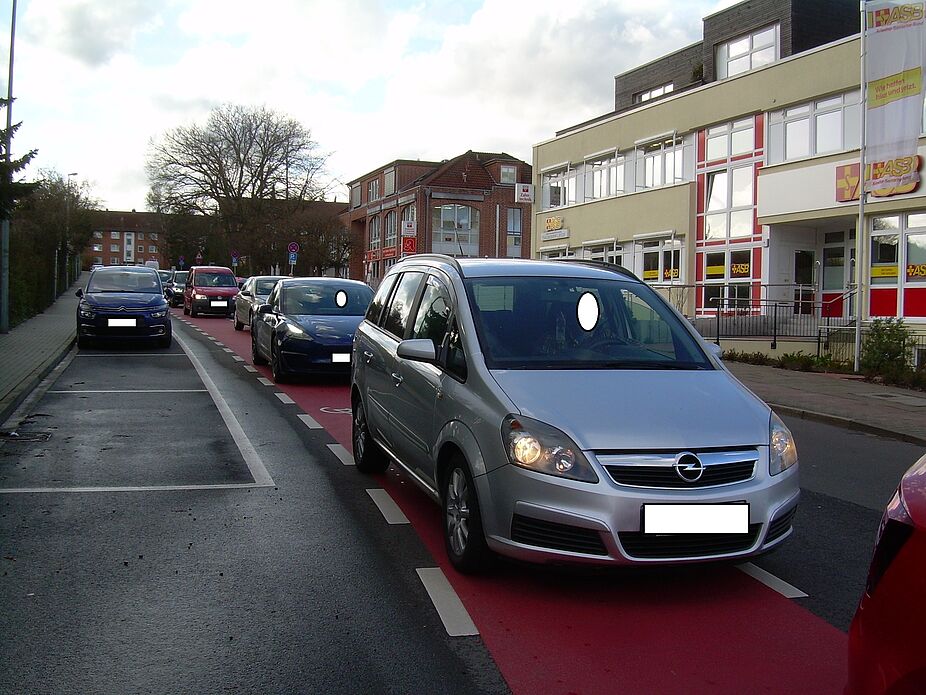 Kein Radfahrer kommt auf dem Radschutzstreifen durch... Radschutzstreifen Moldenweg