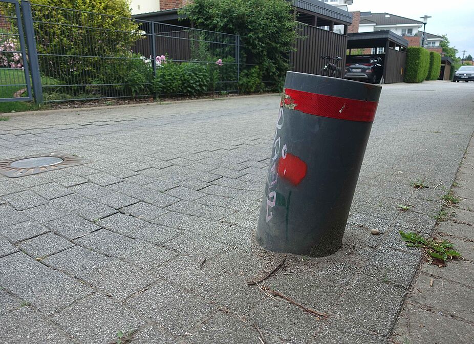 Auf dem Knieberg - angefahrener Poller und abgesenkter Poller Auf dem Knieberg - angefahrener Poller und abgesenkter Poller