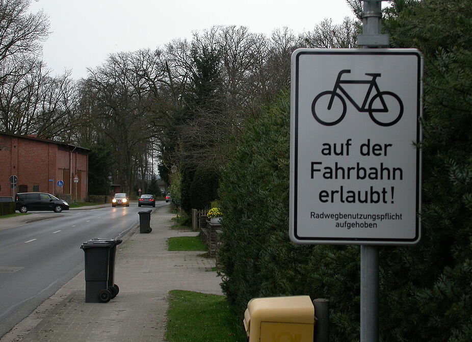 Radfahren auf der Fahrbahn erlaubt Radfahren auf der Fahrbahn erlaubt