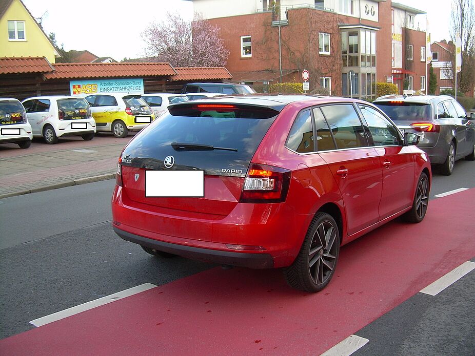 Hoppla, jetzt komm' ich... Radschutzstreifen im Moldenweg wird missachtet