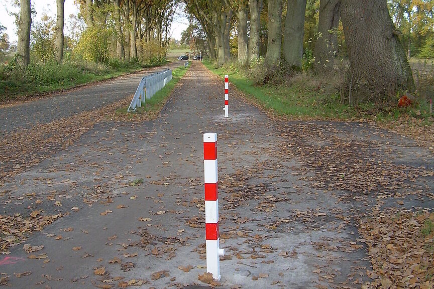 Poller sichern den Weg vor Autofahrern Erwin Habisch