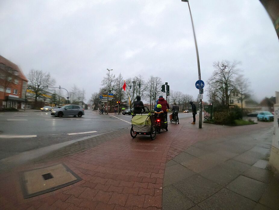 Fehlende Aufstellfläche blockiert den Radverkehr und schafft Konflikte mit dem Fußverkehr Fehlende Aufstellfläche blockiert den Radverkehr