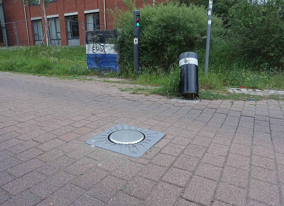 Carl-von-Ossietzky-Straße - umgefahrener und heruntergefahrener Poller Carl-von-Ossietzky-Straße - umgefahrener und heruntergefahrener Poller