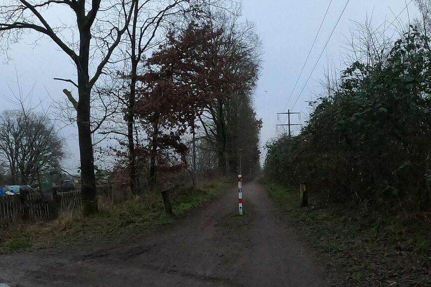 Radweg "An der Buchholzer Bahn" mit Poller Radweg "An der Buchholzer Bahn"