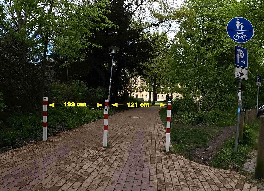 Einfahrt Clamartpark an der Friedenstrasse Einfahrt Clamartpark an der Friedenstrasse