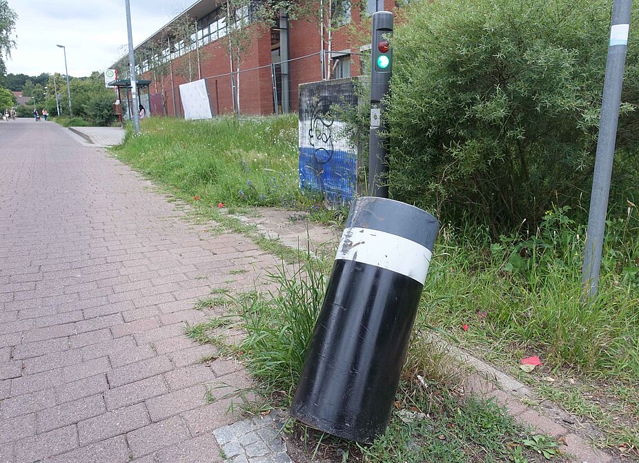 Carl-von-Ossietzky-Straße - umgefahrener Poller Carl-von-Ossietzky-Straße - umgefahrener Poller