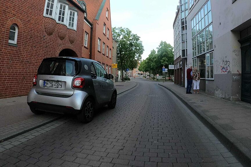 Salzstraße - PKW überholt Radler über den Radweg Salzstraße - PKW überholt Radler über den Radweg