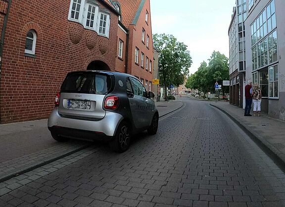 Salzstraße - PKW überholt Radler über den Radweg