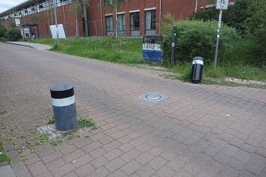 Carl-von-Ossietzky-Straße - versenkbare Poller Carl-von-Ossietzky-Straße - versenkbare Poller