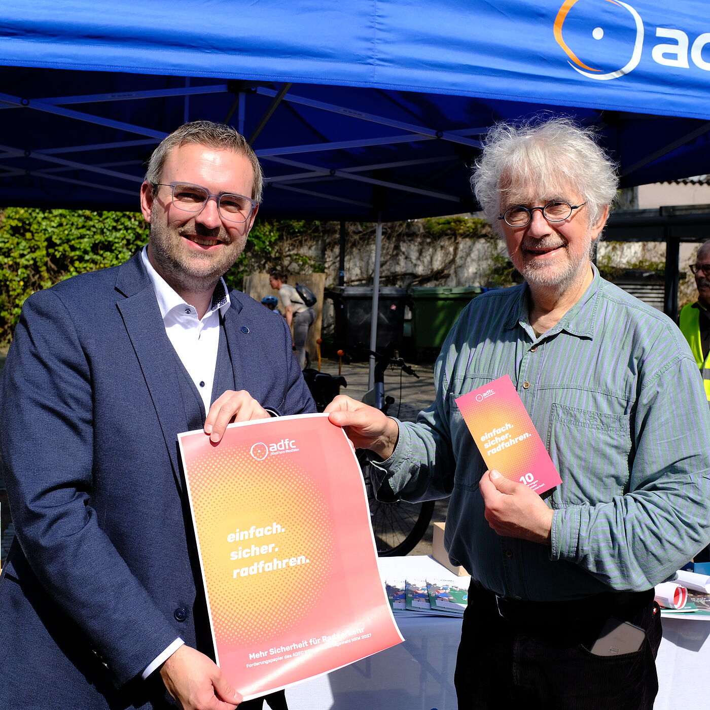 2026-04-17_Dormagen_Verkehrssicherheit__ADFC_NRW Zwei Personen im Gespräch.