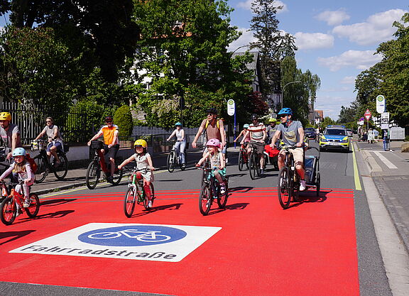 Kinder radeln über Fahrradstraße