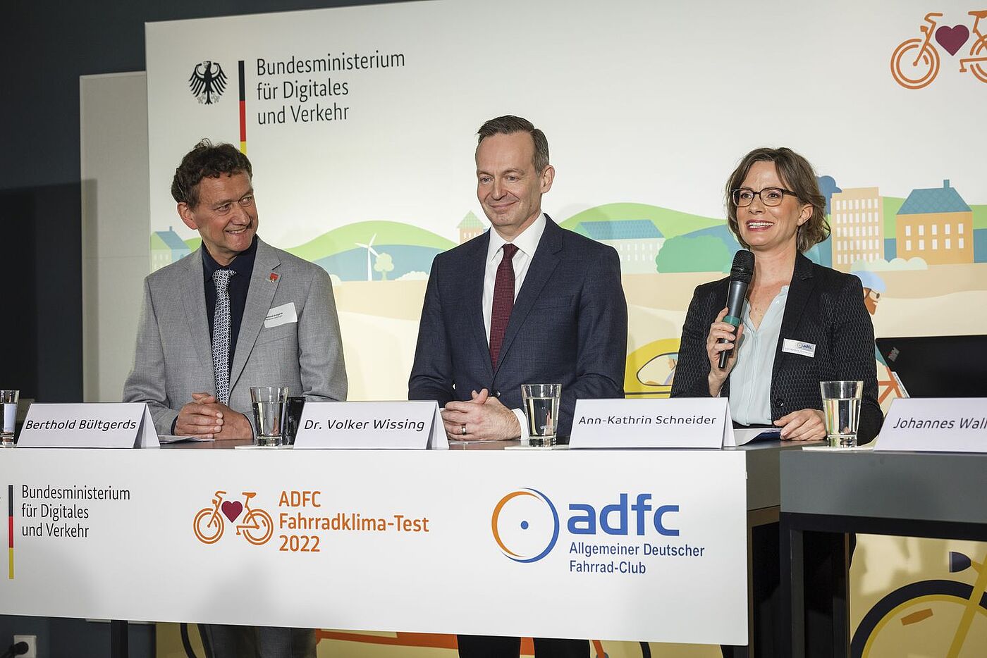 Auf der Pressekonferenz zum ADFC-Fahrradklima-Test 2022 stand auch Wettringens Bürgermeister Berthold Bültgerds neben Bundesverkehrsminister Wissing und ADFC-Bundesgeschäftsführerin Schneider für Fragen parat. Auf der Pressekonferenz zum ADFC-Fahrradklima-Test 2022 stand auch Wettringens Bürgermeister Berthold Bültgerds neben Bundesverkehrsminister Wissing und ADFC-Bundesgeschäftsführerin Schneider für Fragen parat.