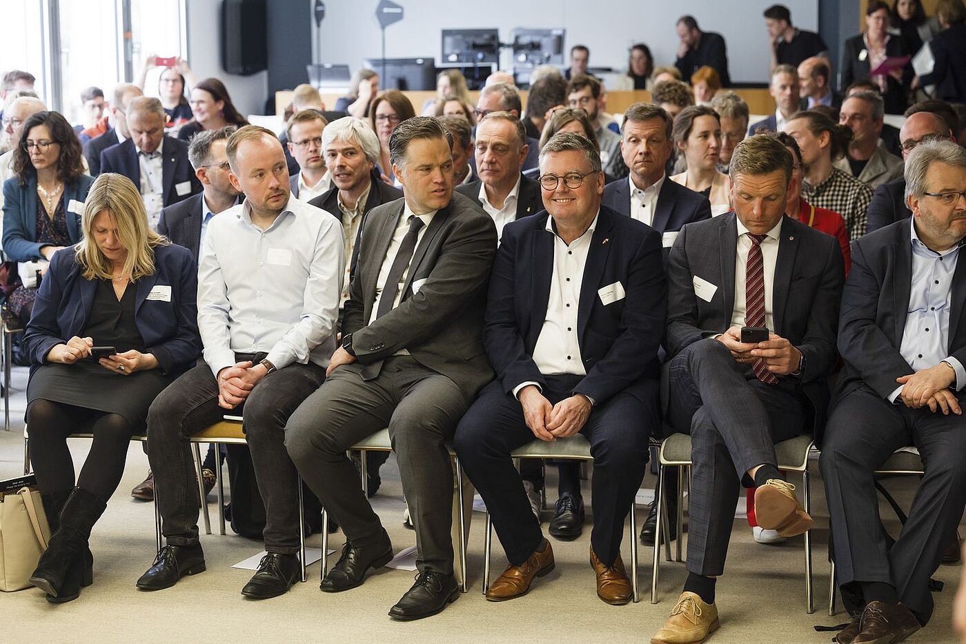 Aus den Städten und Gemeinden kamen zahlreiche Vertreter:innen, um die Auszeichungen aus dem ADFC-Fahrradklima-Test entgegenzunehmen. Aus den Städten und Gemeinden kamen zahlreiche Vertreter:innen, um die Auszeichungen aus dem ADFC-Fahrradklima-Test entgegenzunehmen.