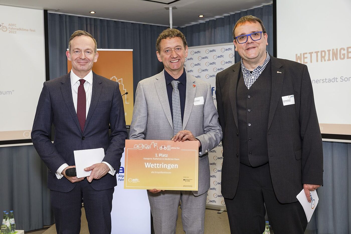 Wettringen räumte gleich zweimal ab: Mit einer glatten 2 landete es auf Platz 1 in der kleinsten Ortsgrößenklasse und erhielt den Sonderpreis zum Radfahren im ländlichen Raum. Bürgermeister Berthold Bültgerds freut sich (Mitte). Wettringen räumte gleich zweimal ab: Mit einer glatten 2 landete es auf Platz 1 in der kleinsten Ortsgrößenklasse und erhielt den Sonderpreis zum Radfahren im ländlichen Raum. Bürgermeister Berthold Bültgerds freut sich (Mitte).