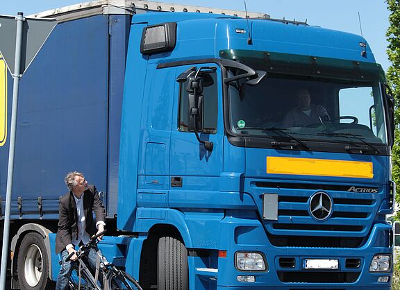 Fahrradfahrer neben LWK beim Abbiegen