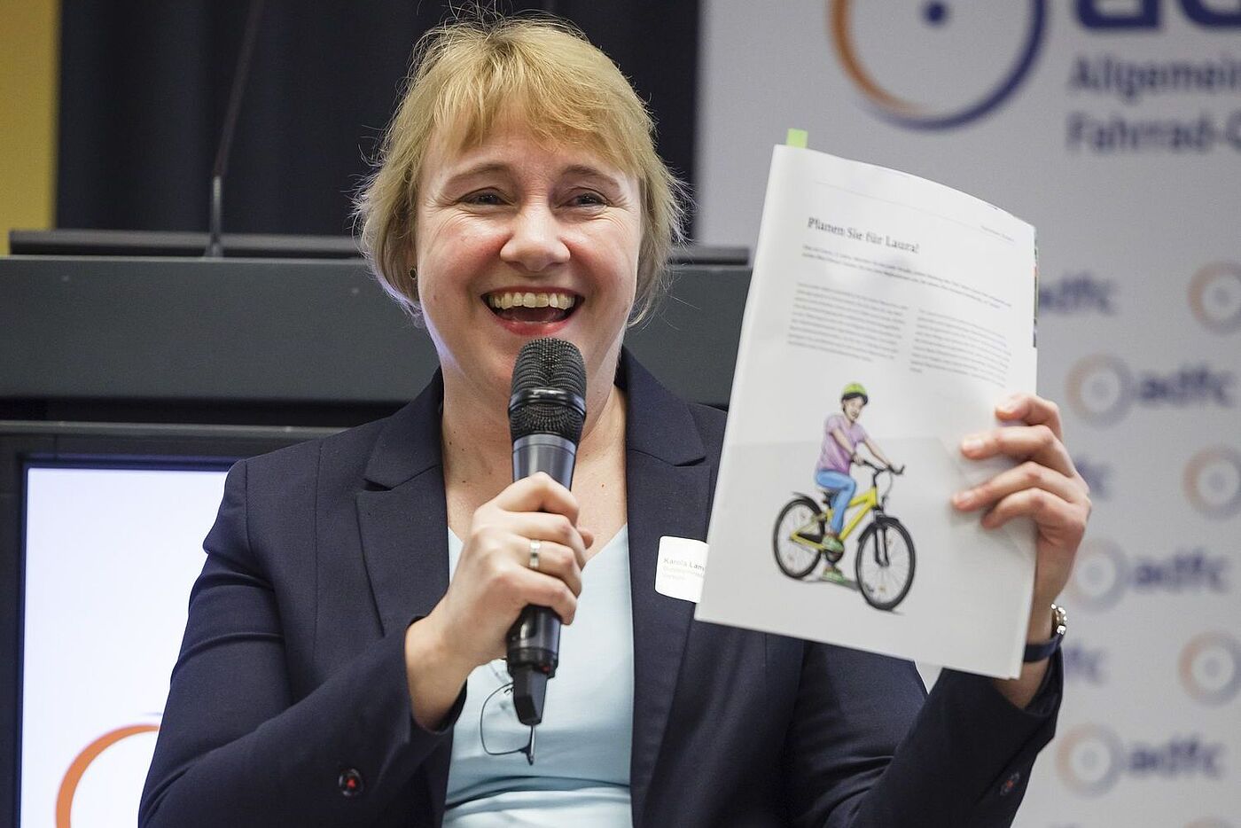 Planen Sie für Laura: Die Radverkehrsbeauftragte Karola Lambeck stellt die fiktive Elfjährige vor. Eine Radverkehrsplanung, die dem Sicherheitsbedürfnis von Kindern und Eltern entspricht, sei auch sicher. Planen Sie für Laura: Die Radverkehrsbeauftragte Karola Lambeck stellt die fiktive Elfjährige vor. Eine Radverkehrsplanung, die dem Sicherheitsbedürfnis von Kindern und Eltern entspricht, sei auch sicher.