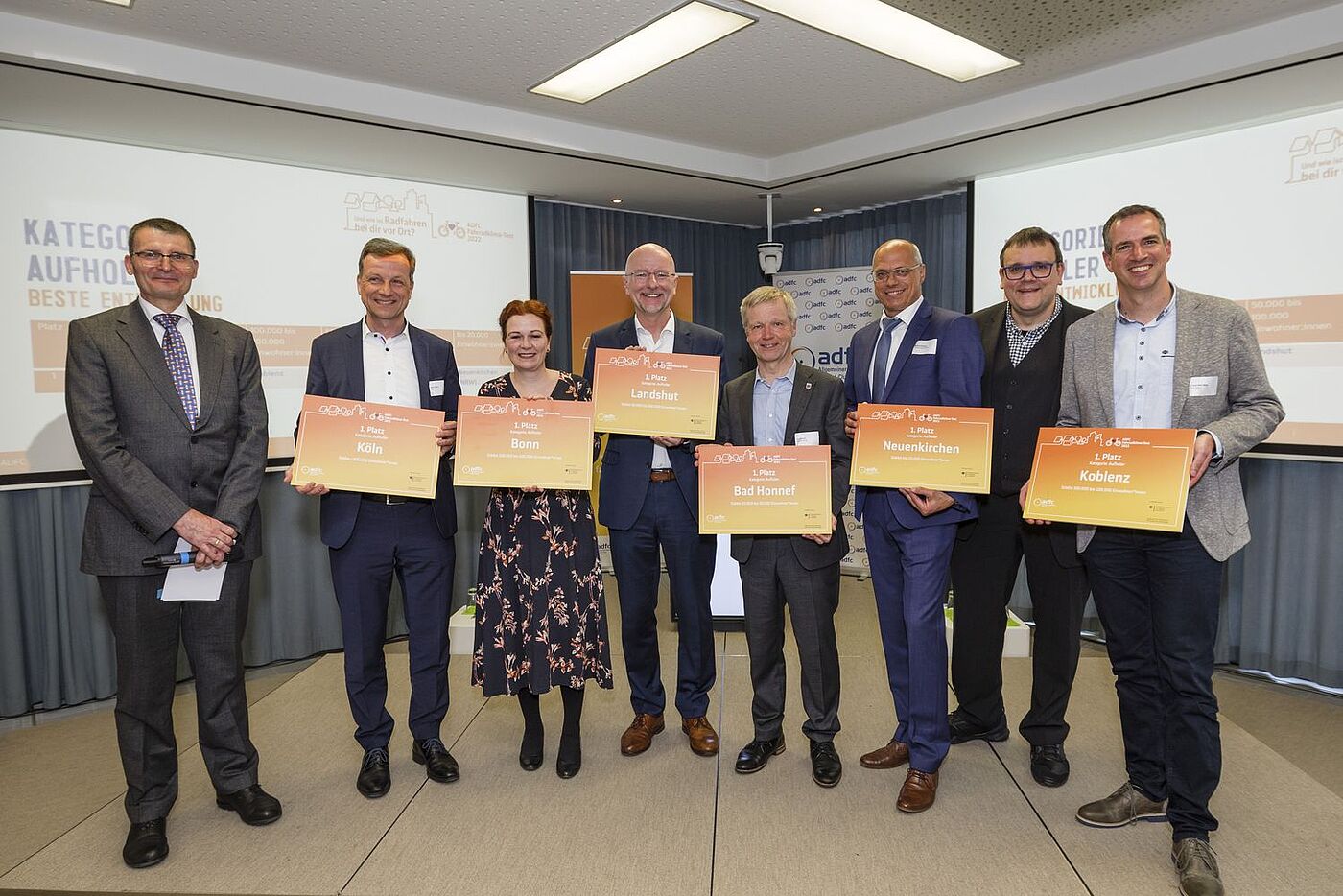 Ausgezeichnet wurden auch die Aufholer-Städte in den jeweiligen Ortsgrößenklassen: Köln, Bonn, Koblenz, Landshut, Bad Honnef und Neuenkirchen im Kreis Steinfurt. Ausgezeichnet wurden auch die Aufholer-Städte in den jeweiligen Ortsgrößenklassen: Köln, Bonn, Koblenz, Landshut, Bad Honnef und Neuenkirchen im Kreis Steinfurt.